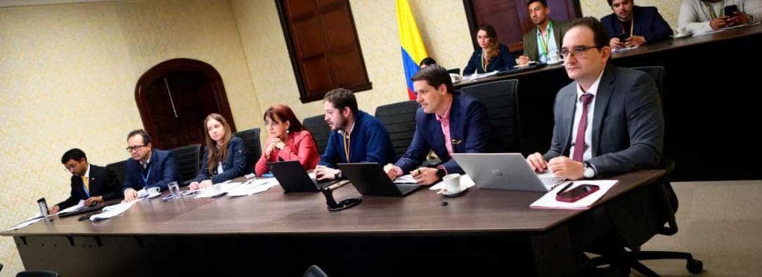 el-futuro-tecnologico-de-colombia-se-escribe-con-acento-espanol-asi-cambiara-la-vida-de-miles-de-estudiantes